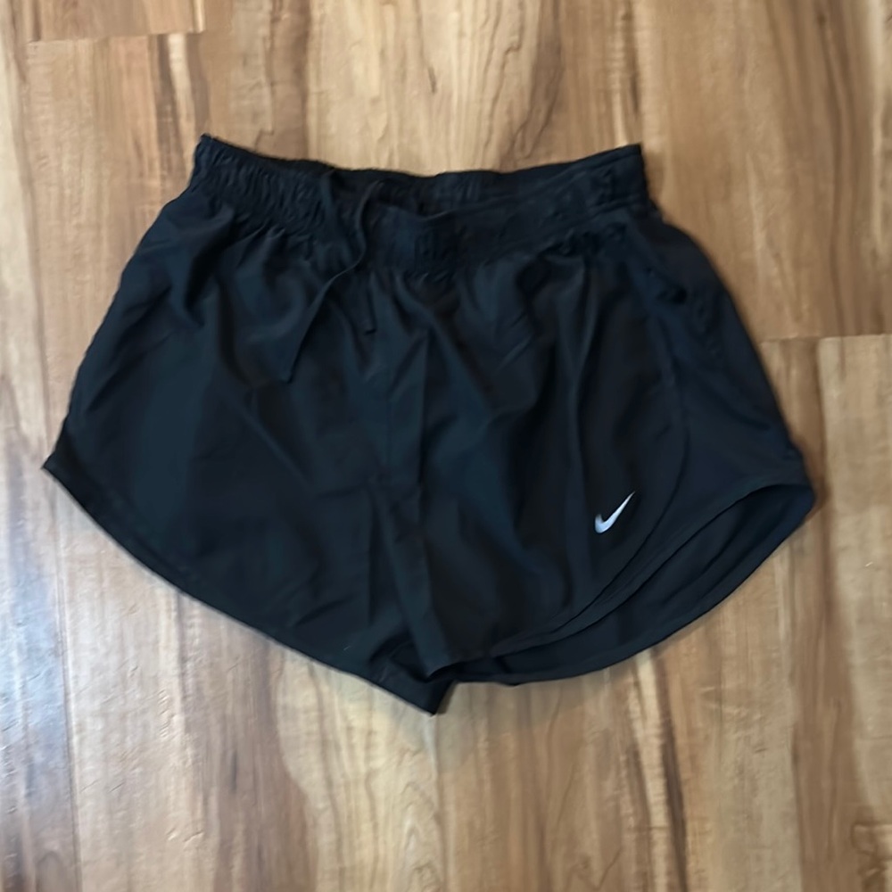 Nike Black Athletic Shorts Lightweight Breathable Design